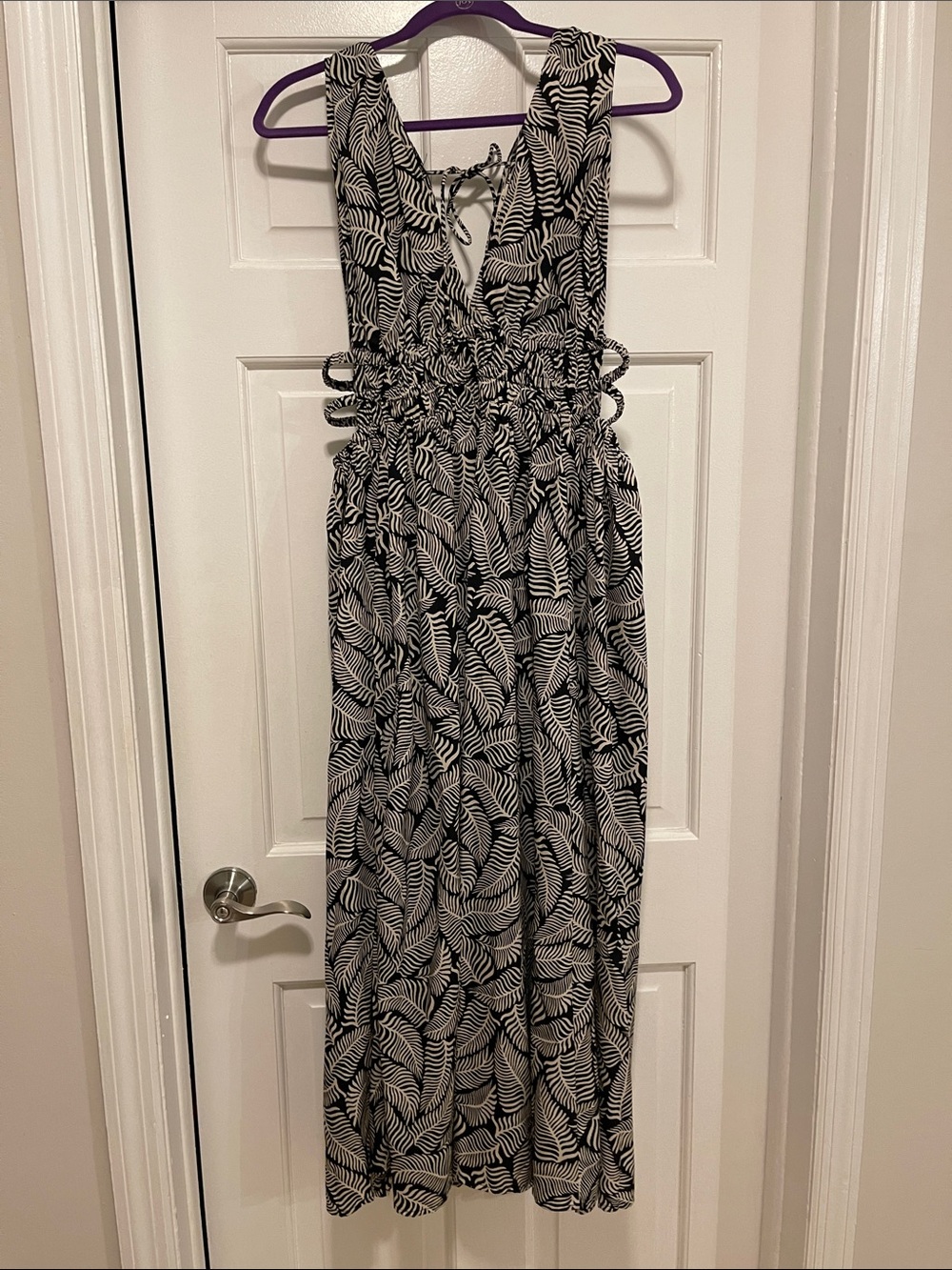 Black and White Leaf-Print Sleeveless Maxi Dress